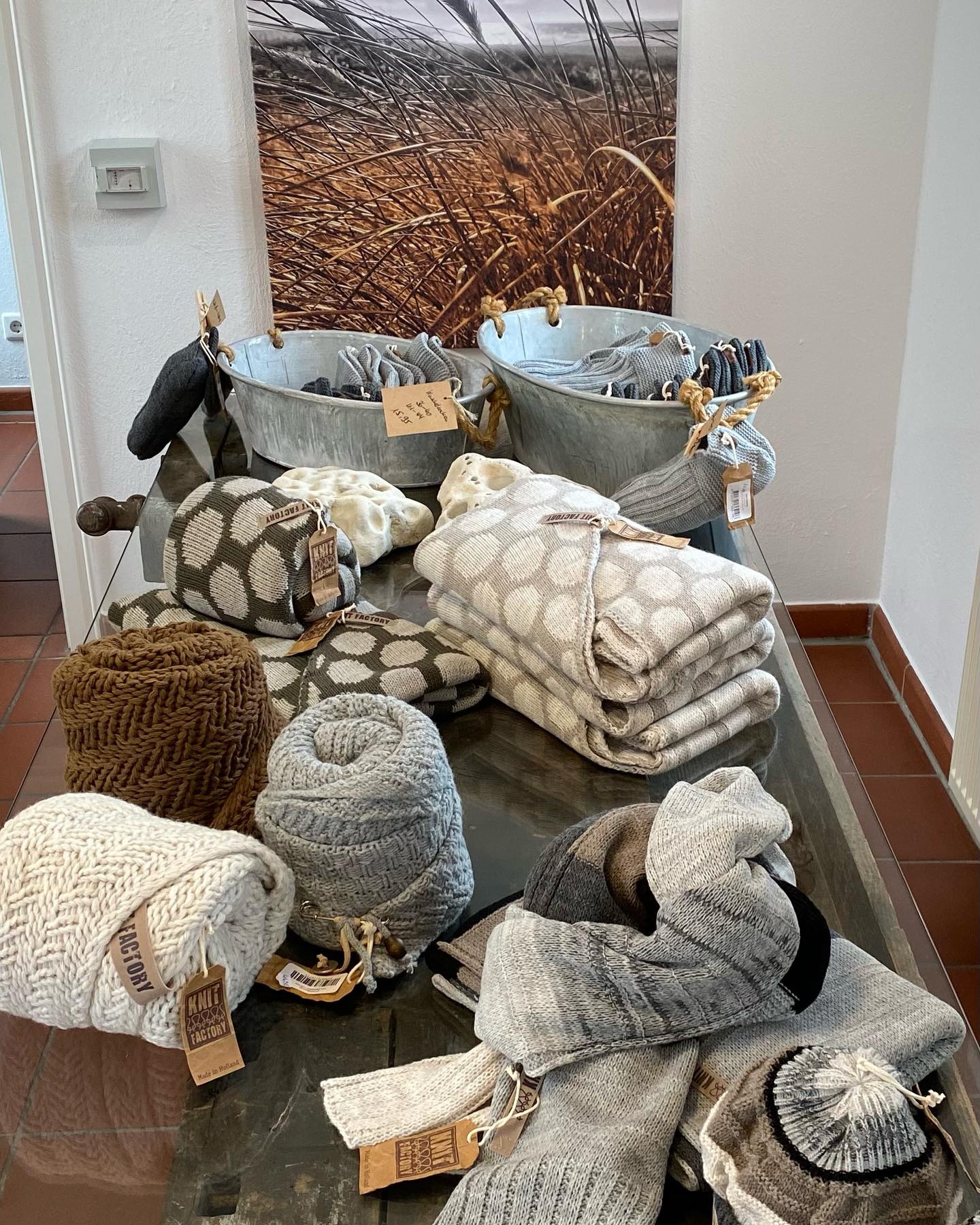 Schals und Mützen in grauen und hellen Tönen