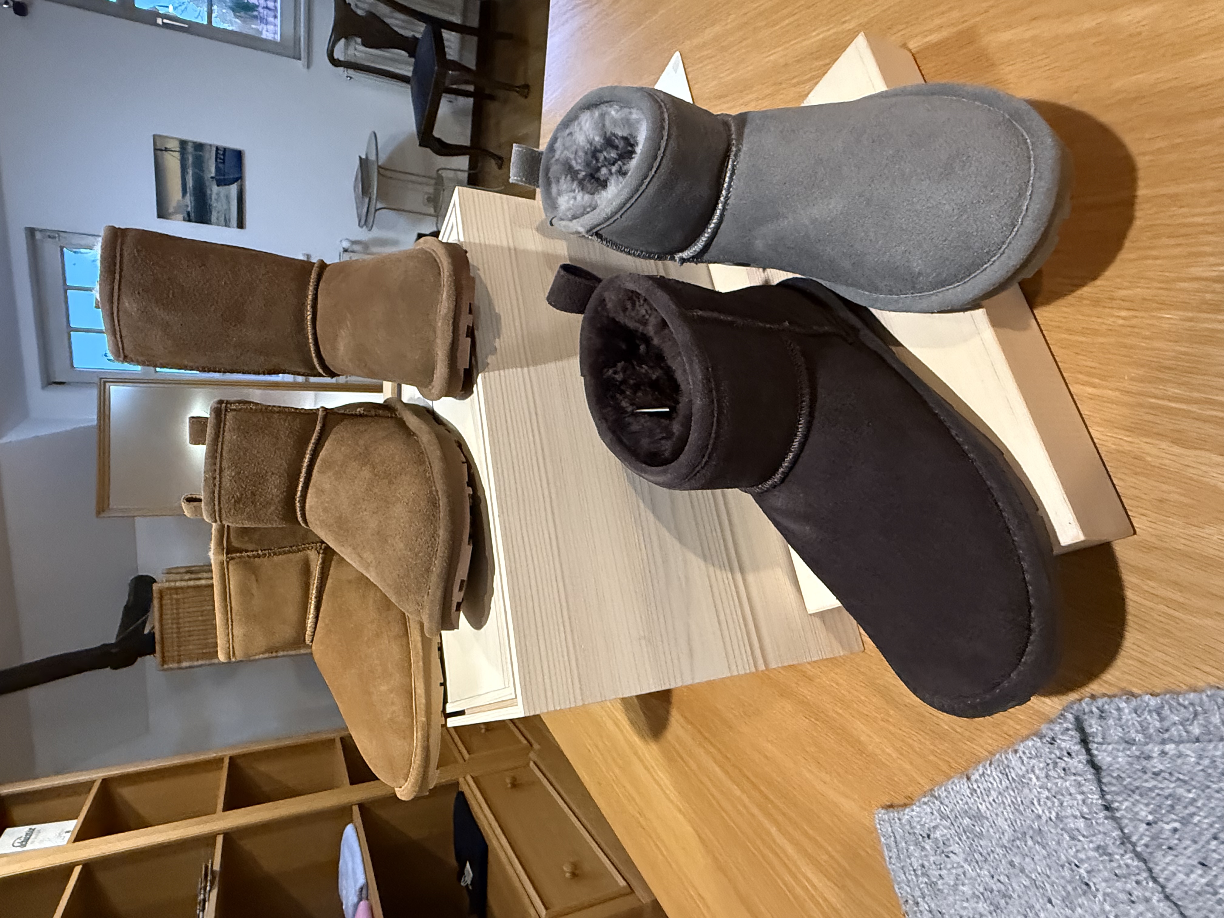Bunte Winterstiefel aus Stoff auf einem Holz Tisch
