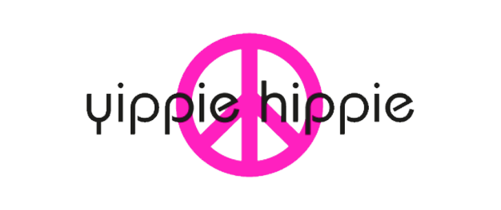 Logo yippie hippie in schwarz mit einem rosa Peace-Symbol im Hintergrund