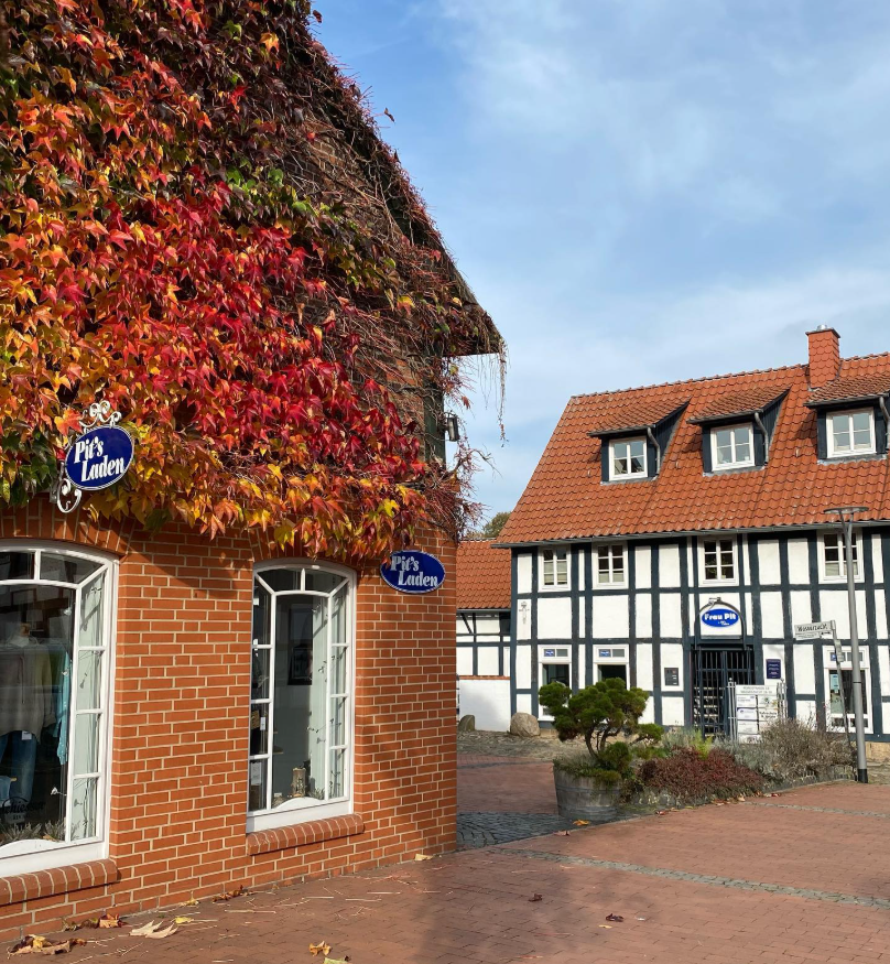 Außenansicht des Ladens Pits Laden und Frau Pit in Wunstorf