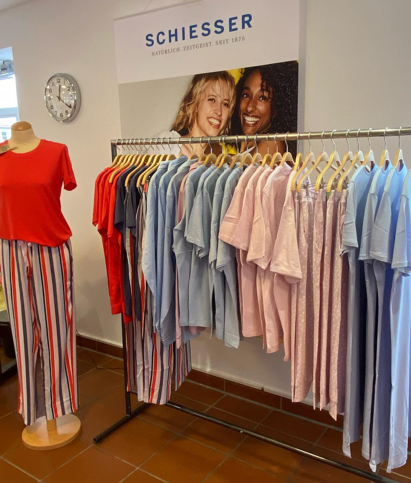 Nachtwäsche der Marke Schiesser im Laden